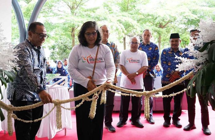 Potong Pita dan Teken Prasasti, Pj Wali Kota Kediri Resmikan Ruang VVIP Tegowangi RSUD Gambiran Potong Pita dan Teken Prasasti, Pj Wali Kota Kediri Resmikan Ruang VVIP Tegowangi RSUD Gambiran