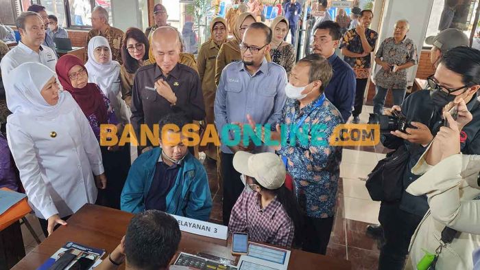 Gubernur Khofifah Tinjau Posko Pelayanan PPDB SMA dan SMK Negeri di UPT TIKP Jatim Gubernur Khofifah Tinjau Posko Pelayanan PPDB SMA dan SMK Negeri di UPT TIKP Jatim