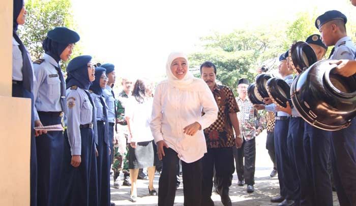 Tinjau SMAN 3 Taruna Angkasa Madiun, Gubernur Khofifah Semangati Taruna