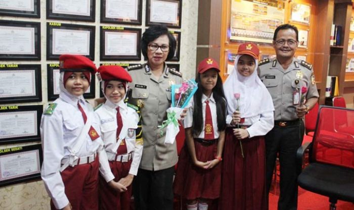 Datangi Polresta Sidoarjo, Puluhan Murid SD di Buduran Berikan Bunga dan Ucapkan Ini Datangi Polresta Sidoarjo, Puluhan Murid SD di Buduran Berikan Bunga dan Ucapkan Ini