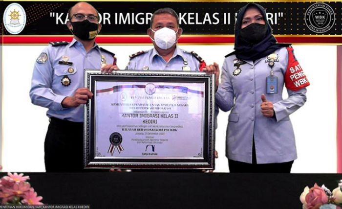 Raih Predikat WBK, Imigrasi Kediri Pastikan Peningkatan Pelayanan Publik Dirasakan Masyarakat Raih Predikat WBK, Imigrasi Kediri Pastikan Peningkatan Pelayanan Publik Dirasakan Masyarakat