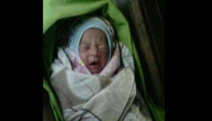 Warga Gubeng Kertajaya Surabaya Digegerkan Penemuan Bayi di atas Warung Warga Gubeng Kertajaya Surabaya Digegerkan Penemuan Bayi di atas Warung