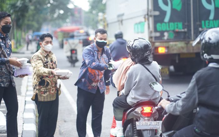 Selama Ramadan, Imigrasi Malang Bagikan Paket Takjil kepada Pengendara Tiap Jumat Selama Ramadan, Imigrasi Malang Bagikan Paket Takjil kepada Pengendara Tiap Jumat