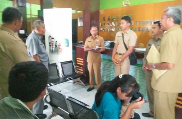 Sekdakab Pamekasan Sidak Instansi Pelayanan Publik, Temukan Kekurangan Sarana dan Prasarana Sekdakab Pamekasan Sidak Instansi Pelayanan Publik, Temukan Kekurangan Sarana dan Prasarana