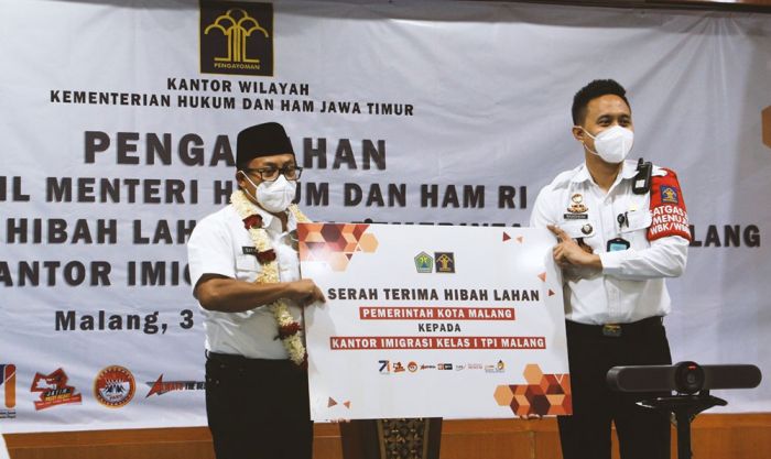 Tinjau Kantor Imigrasi Malang, Wamenkumham Saksikan Penyerahan Hibah Lahan Tinjau Kantor Imigrasi Malang, Wamenkumham Saksikan Penyerahan Hibah Lahan
