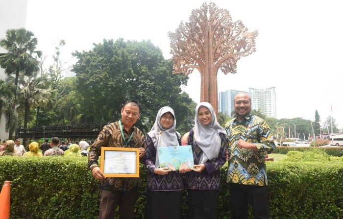 3 Sekolah Raih Penghargaan Adiwiyata, Pj Wali Kota Kediri Berharap Jadi Motivasi 3 Sekolah Raih Penghargaan Adiwiyata, Pj Wali Kota Kediri Berharap Jadi Motivasi