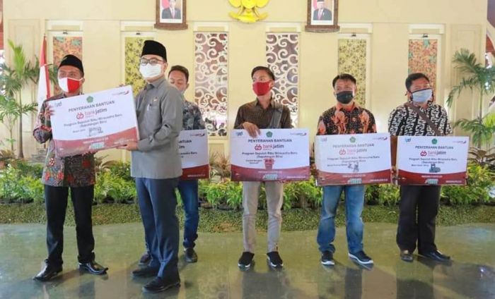 Wujudkan Wirausaha Baru, Bupati Pamekasan Baddrut Tamam Serahkan Bantuan CSR dari Bank Jatim Wujudkan Wirausaha Baru, Bupati Pamekasan Baddrut Tamam Serahkan Bantuan CSR dari Bank Jatim