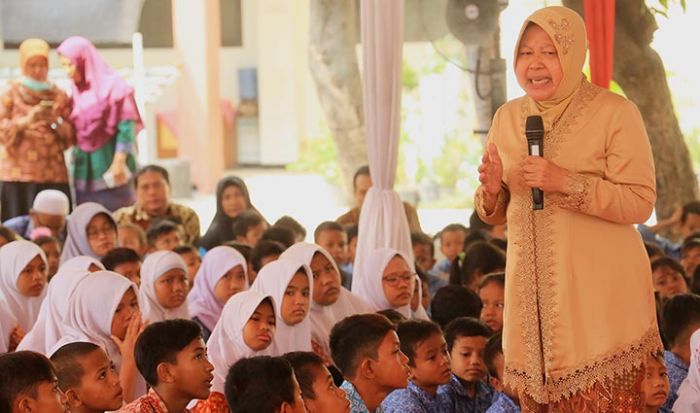 Beri Pengarahan Pelajar, Wali Kota Risma: Satu Anak pun Berharga Bagi Negara Ini! Beri Pengarahan Pelajar, Wali Kota Risma: Satu Anak pun Berharga Bagi Negara Ini!