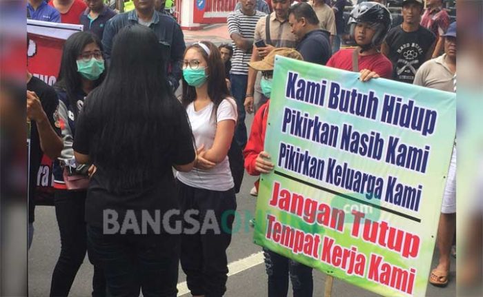 Izin Dicabut, Pekerja Maxi Brillian Ikut Aksi Unjuk Rasa, Ini Tuntutanya