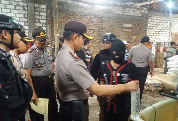 Gudang Produksi Arak di Baureno Digerebek, Dua Pelaku Diringkus dan 66.000 Liter Miras Disita Gudang Produksi Arak di Baureno Digerebek, Dua Pelaku Diringkus dan 66.000 Liter Miras Disita