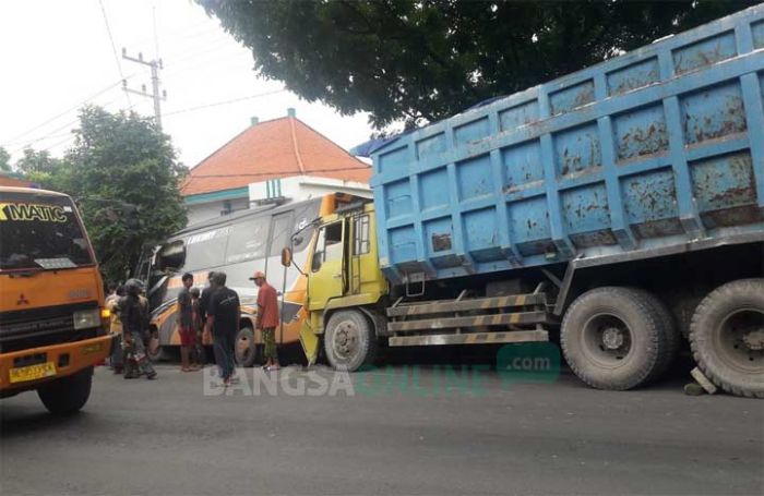 Bus Pariwisata Berpenumpang Anak-anak TK Diseruduk Dump Truk di Bungah Gresik