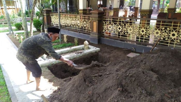Makam Nyai Lily Wahid Dipersiapkan, Jenazah Diperkirakan Tiba di Tebuireng Pukul 14.00
