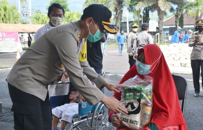Gandeng Ormas, Polres Batu Distribusikan 10 Ton Beras Bantuan Mabes Polri Gandeng Ormas, Polres Batu Distribusikan 10 Ton Beras Bantuan Mabes Polri