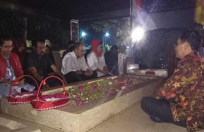 Dampingi Gus Ipul, Puti Ziarah ke Makam Sang Kakek, Soekarno Dampingi Gus Ipul, Puti Ziarah ke Makam Sang Kakek, Soekarno