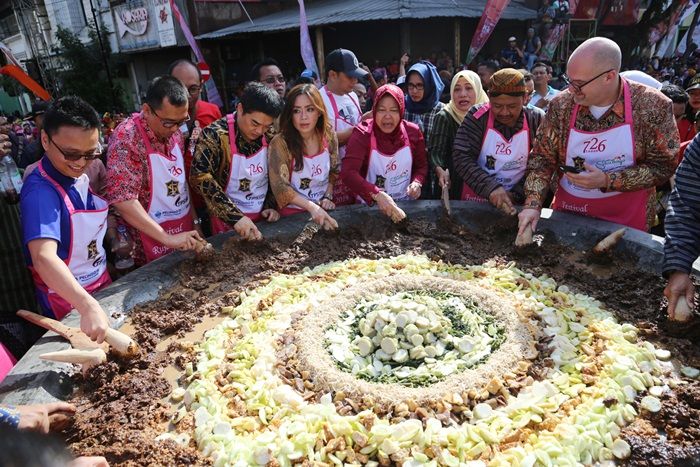 Festival Rujak Uleg 2019 Pecahkan 2 Rekor MURI Sekaligus Festival Rujak Uleg 2019 Pecahkan 2 Rekor MURI Sekaligus