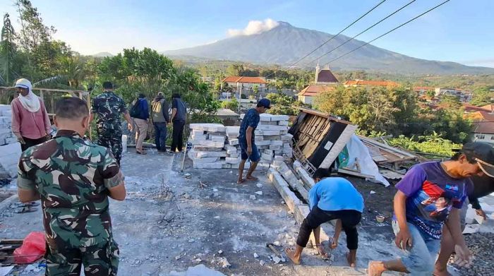 Angin Kencang Robohkan Atap Rumah Warga, BPBD Kota Batu Imbau Waspada Cuaca Ekstrem Angin Kencang Robohkan Atap Rumah Warga, BPBD Kota Batu Imbau Waspada Cuaca Ekstrem