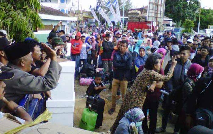 Cuaca Buruk, Penyebrangan Terus Tertunda, Mahasiswa Demo Pemkab Sumenep Cuaca Buruk, Penyebrangan Terus Tertunda, Mahasiswa Demo Pemkab Sumenep