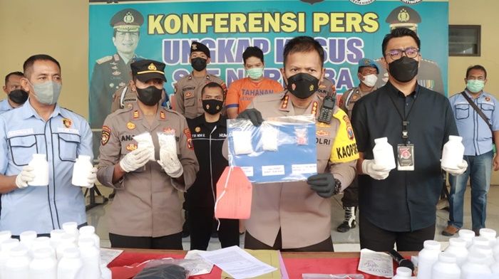 4 Bulan Jadi Kurir Narkoba, Warga Krian Sidoarjo Tak Berkutik Saat Ditangkap Polisi 4 Bulan Jadi Kurir Narkoba, Warga Krian Sidoarjo Tak Berkutik Saat Ditangkap Polisi