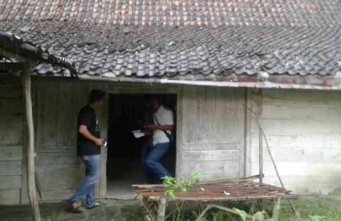 Tim Densus 88 Geledah Rumah Tersangka Jaringan Teroris di Ngawi Tim Densus 88 Geledah Rumah Tersangka Jaringan Teroris di Ngawi