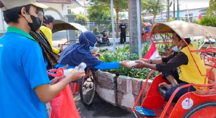 Relawan YPD "Aku Bisa" Bagi-bagi Nasi Bungkus pada Abang Becak dan Dhuafa Relawan YPD "Aku Bisa" Bagi-bagi Nasi Bungkus pada Abang Becak dan Dhuafa