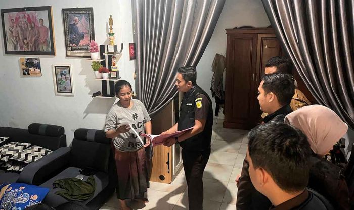 Kejari Kabupten Probolinggo Geledah Rumah Kasus Korupsi Dana Hibah di Desa Satreyan Kejari Kabupten Probolinggo Geledah Rumah Kasus Korupsi Dana Hibah di Desa Satreyan