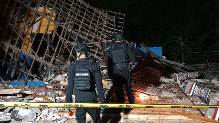 Ledakan Dahsyat di Bangkalan, 1 Rumah Hancur, 1 Meninggal, 2 Kritis, Tim Gegana Diterjunkan Ledakan Dahsyat di Bangkalan, 1 Rumah Hancur, 1 Meninggal, 2 Kritis, Tim Gegana Diterjunkan