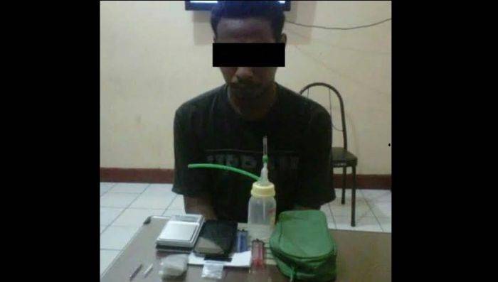 Nyambi Jual Sabu, Karyawan Ekspedisi Warga Ikan Mungsing Surabaya Diringkus Nyambi Jual Sabu, Karyawan Ekspedisi Warga Ikan Mungsing Surabaya Diringkus
