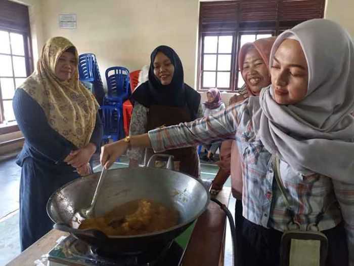 Kelompok Wanita Tani di Lereng Kelud Kediri Terima Pelatihan Diversifikasi Olahan Nanas Kelompok Wanita Tani di Lereng Kelud Kediri Terima Pelatihan Diversifikasi Olahan Nanas