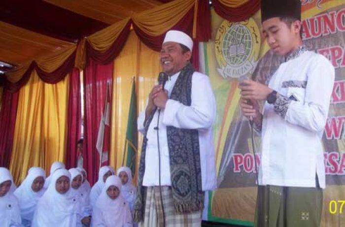 KH Taufiq Ajari Santri Al-Fauzan Cepat Kuasai Kitab Kuning KH Taufiq Ajari Santri Al-Fauzan Cepat Kuasai Kitab Kuning