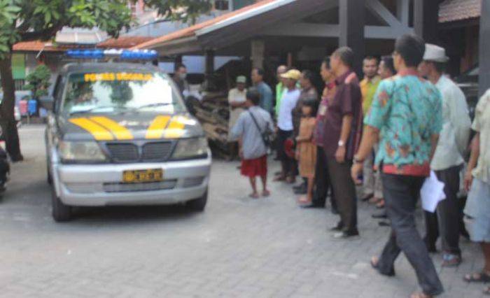 Tukang Becak Tewas di depan SDN 1 Pucang Sidoarjo Tukang Becak Tewas di depan SDN 1 Pucang Sidoarjo