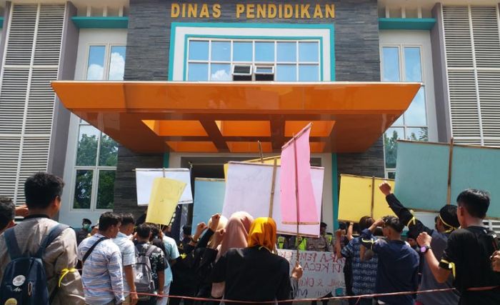 Puluhan Mahasiswa di Bangkalan Demo Kantor Disdik Tuntut Pelaku Penyimpangan PIP Dipecat