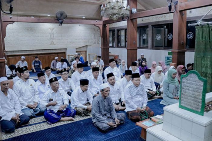 Gubernur Jatim Bersama Bupati Gresik Tarawih di Masjid Jami Gubernur Jatim Bersama Bupati Gresik Tarawih di Masjid Jami