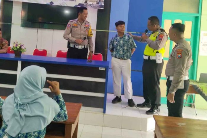 Operasi Keselamatan Semeru 2023, Satlantas Polres Ngawi Edukasi Ratusan Pelajar