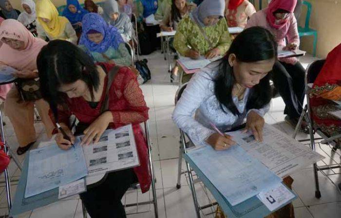 Pakai Kebaya, Puluhan Perempuan di Jombang Ikuti Program SIM Gratis