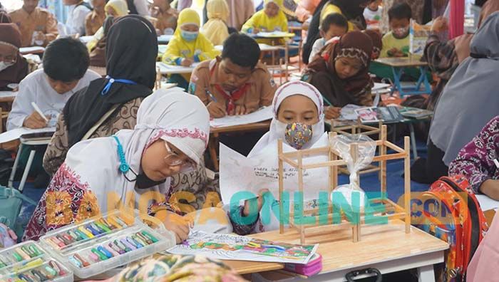 Lestarikan Warisan Budaya, 435 Siswa di Gresik Ikuti Lomba Mewarnai Damar Kurung