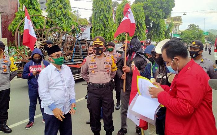 Tolak UU Cipta Kerja, Jimat Trenggalek Minta Ketua DPRD Teken Tuntutan Mahasiswa Tolak UU Cipta Kerja, Jimat Trenggalek Minta Ketua DPRD Teken Tuntutan Mahasiswa