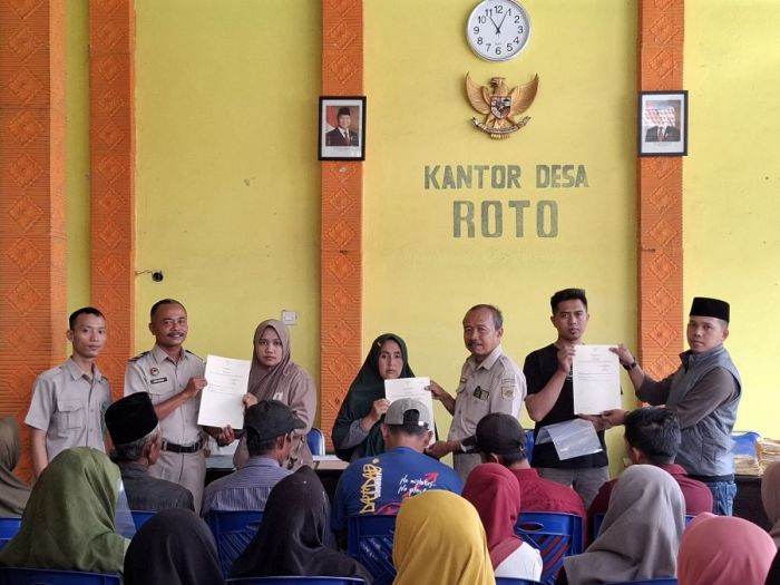 BPN Kabupaten Probolinggo Serahkan Sertifikat PTSL ke 300 Warga Desa Roto