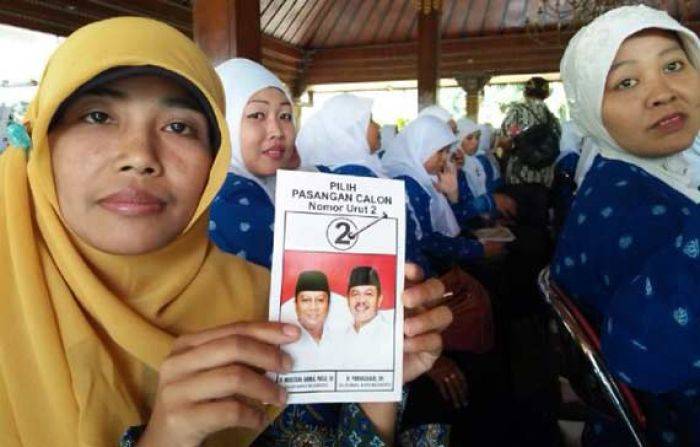 Tim Kampanye MKP Bagi-bagi Stiker di Pendopo, Panwaslu Mojokerto Didesak Tindaklanjuti