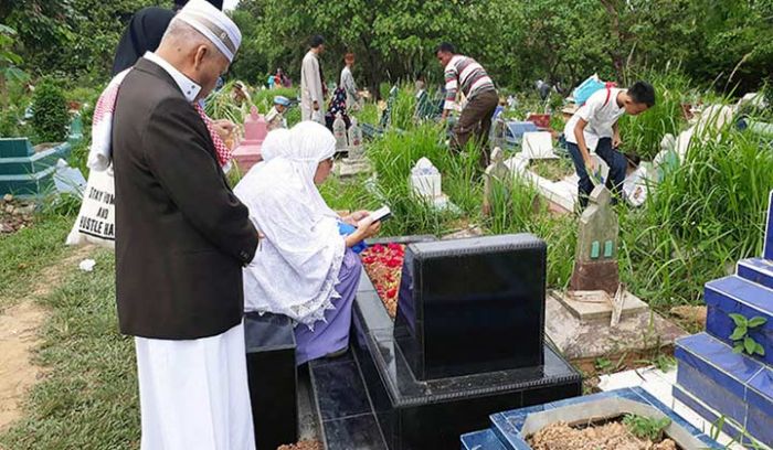 Tafsir Al-Isra 42-43: Tawassul dan Syirik Pada Ziarah Kubur Tafsir Al-Isra 42-43: Tawassul dan Syirik Pada Ziarah Kubur