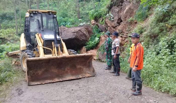 Seluruh Elemen di Ngrayun Ponorogo Sinergi Bersihkan Jalan dari Tanah Longsor