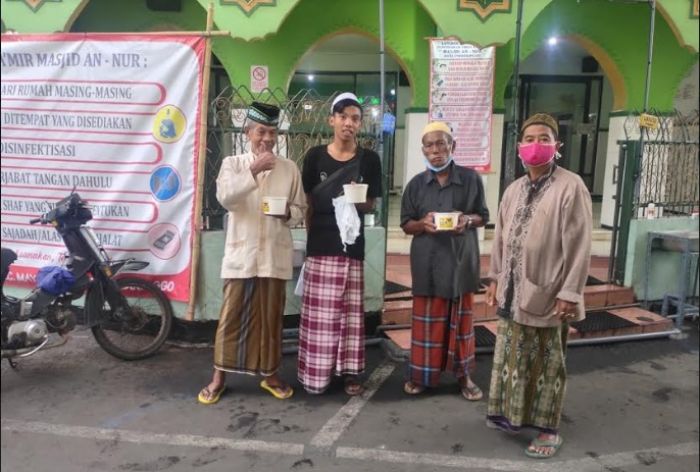 Pandemi Covid-19, Anggota DPRD Probolinggo F-Golkar Bantu Karyawan yang di-PHK dengan Ayam Kalap Pandemi Covid-19, Anggota DPRD Probolinggo F-Golkar Bantu Karyawan yang di-PHK dengan Ayam Kalap