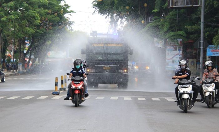 Gunakan Water Cannon, Forkopimda Lamongan Turun ke Jalan Semprotkan Disinfektan