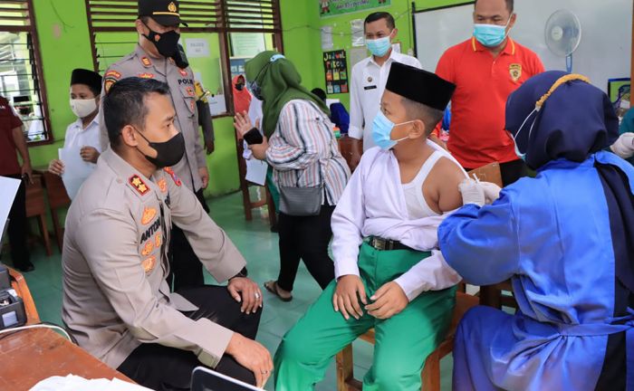 Kapolres Madiun Tinjau Vaksinasi Anak di MI Al Amin Kapolres Madiun Tinjau Vaksinasi Anak di MI Al Amin