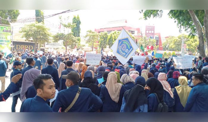Ribuan Mahasiswa Gresik Demo Tolak UU KPK dan Revisi KUHP Ribuan Mahasiswa Gresik Demo Tolak UU KPK dan Revisi KUHP