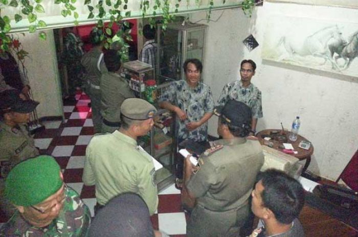 Karaoke X-Movie di Kediri Digerebek, Nekat Buka dan Jualan Miras saat Bulan Puasa Karaoke X-Movie di Kediri Digerebek, Nekat Buka dan Jualan Miras saat Bulan Puasa