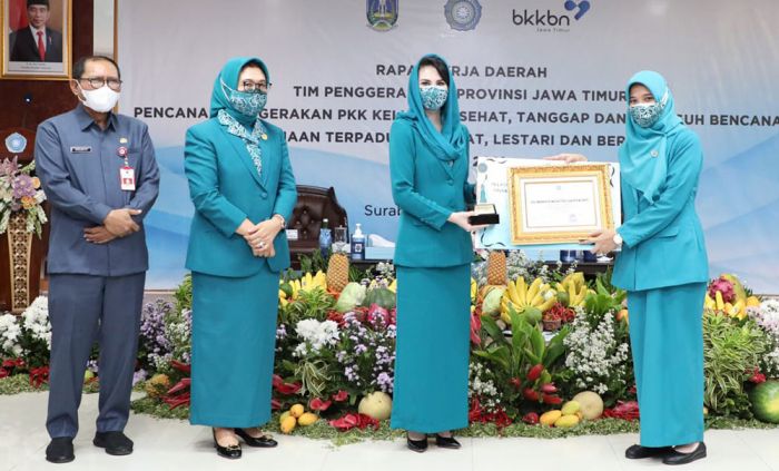 Ketua TP PKK Kabupaten Mojokerto Terima Penghargaan dari Ketua TP PKK Provinsi Jatim Ketua TP PKK Kabupaten Mojokerto Terima Penghargaan dari Ketua TP PKK Provinsi Jatim
