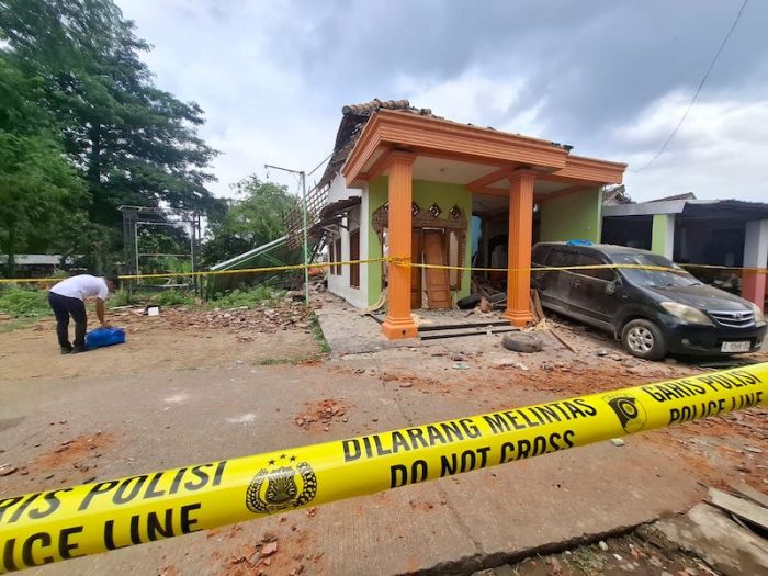 Rumah Anggota Polisi di Mojokerto Meledak hingga Tewaskan Ibu dan Anak Rumah Anggota Polisi di Mojokerto Meledak hingga Tewaskan Ibu dan Anak