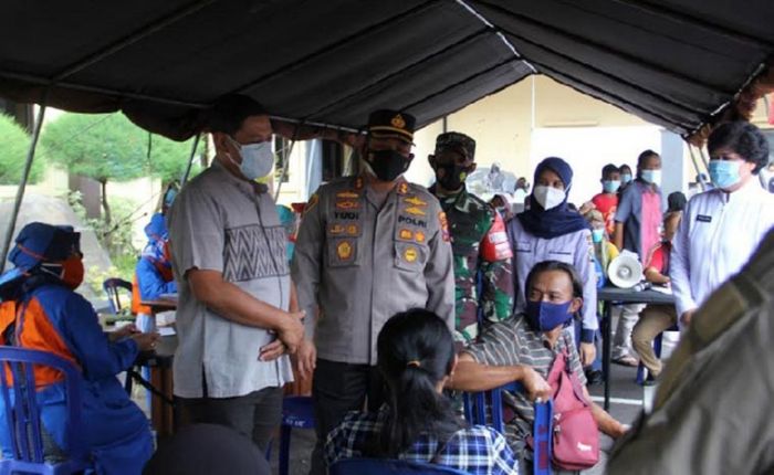Wali Kota Kediri Tinjau Pelaksanaan Vaksinasi Masal di Mapolres Kediri Kota Wali Kota Kediri Tinjau Pelaksanaan Vaksinasi Masal di Mapolres Kediri Kota