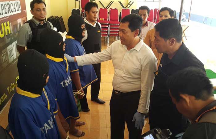 Polres Pasuruan Pamerkan Para Pelaku Kejahatan ke Awak Media Polres Pasuruan Pamerkan Para Pelaku Kejahatan ke Awak Media