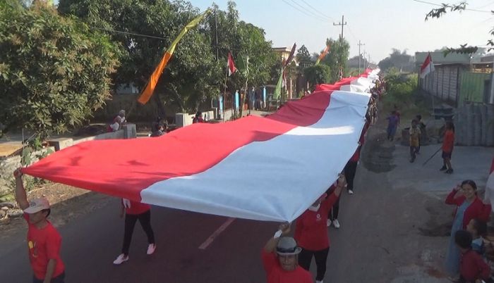 Bendera Merah Putih 350 Meter Diarak Ribuan Warga Keliling Kampung